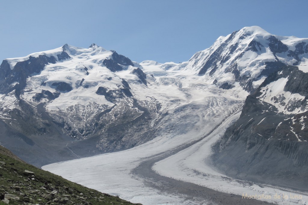 A la izquierda el Monte Rosa con el Nordend y Dufourspitze, Glacair Grenx en el centro y a la derecha el Liskamm. Abajo Glaciar Gorner